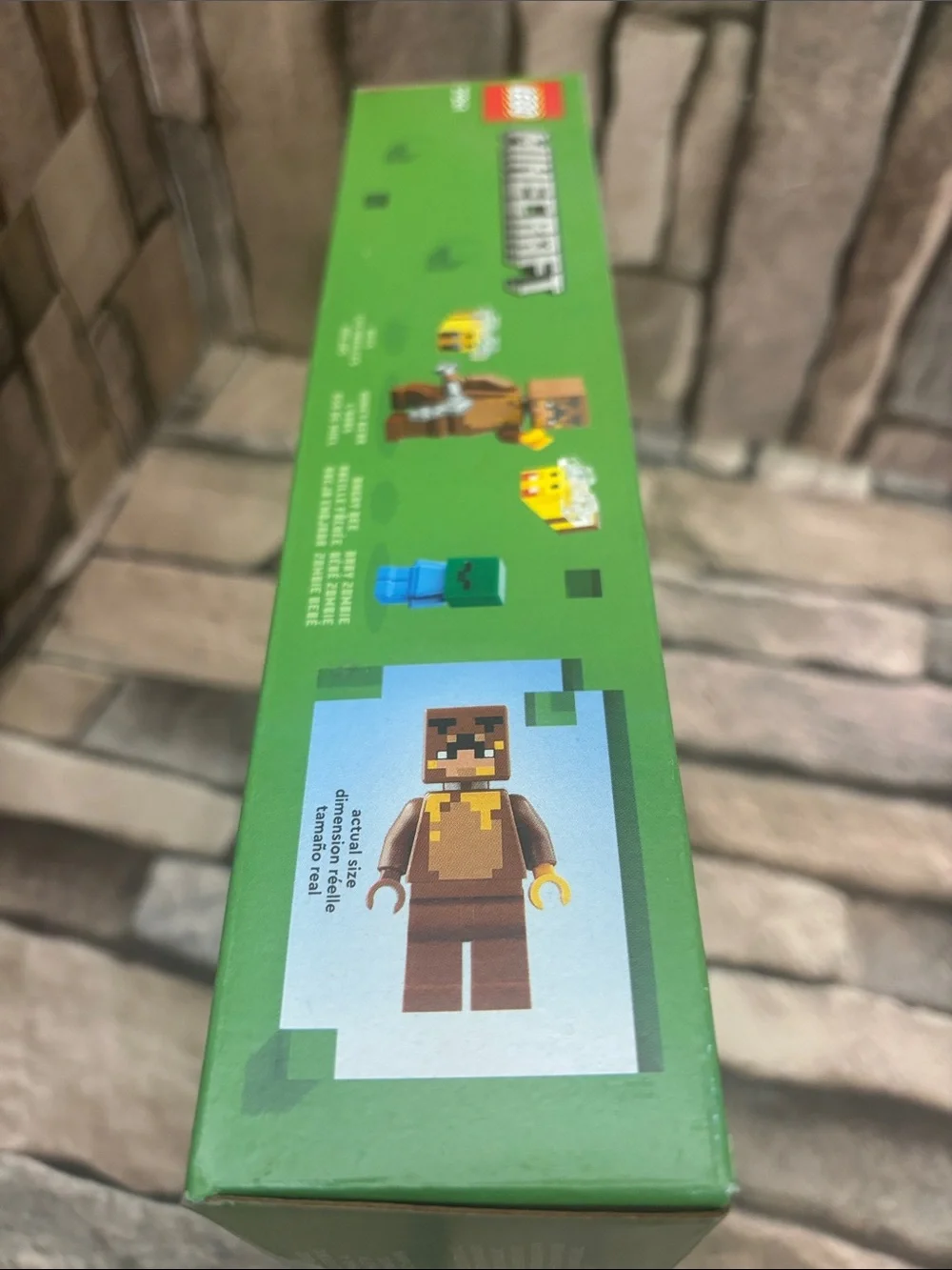 LEGO Minecraft Bee Cottage Set with Yellow and Green Elements